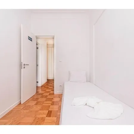 Houze Spacious 4-Bedroom Flat Near Lisbon Zoo アパート *